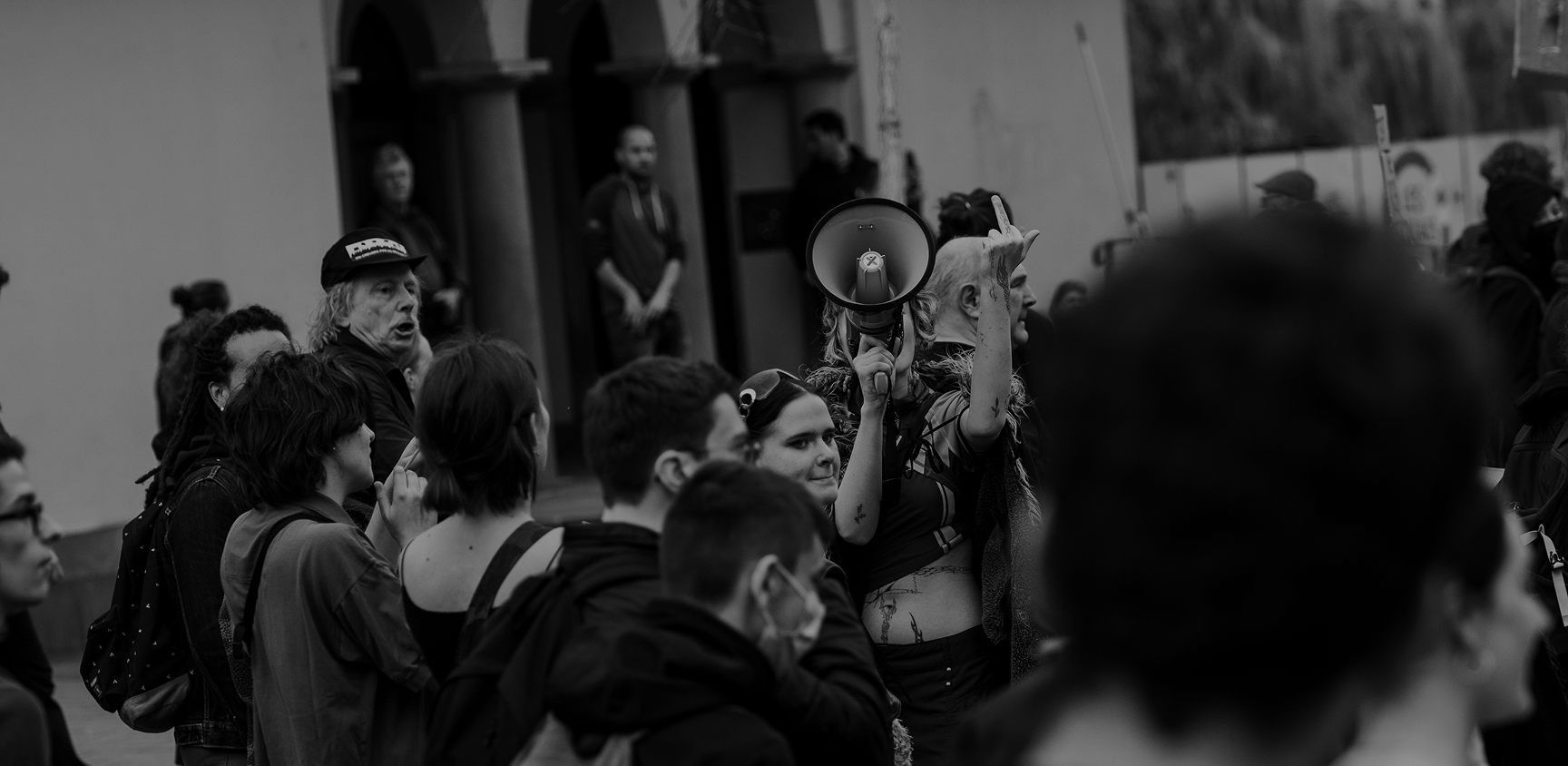 Photographie d'une manifestante parlant dans un megaphone à Strasbourg